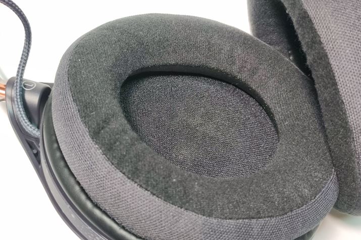 2ނ̌̃NbVނpu2C[hECpbhv̗pBɐG镔Ƒʂŕ\ʑfނقȂ̂gpĂ