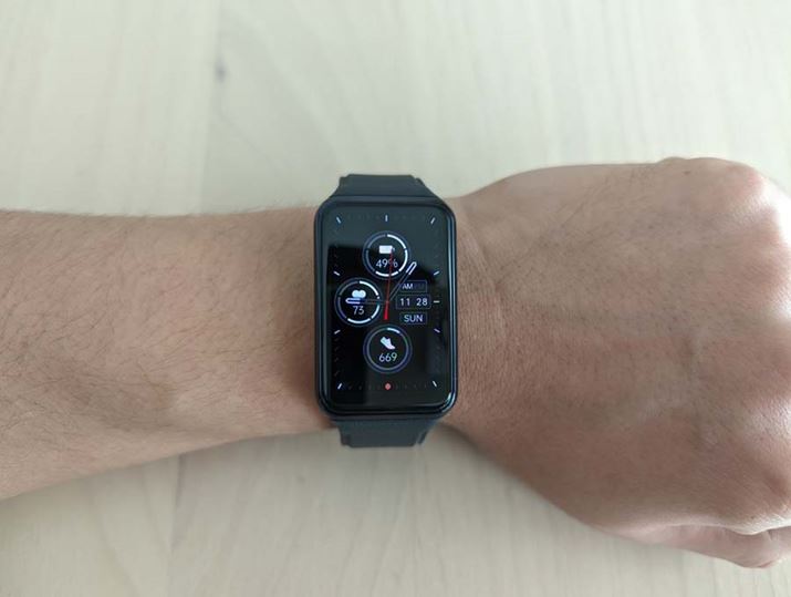 uOPPO Watch Freev̉ʂ͑傫Č₷BsNZxPPI326ƍANbLł