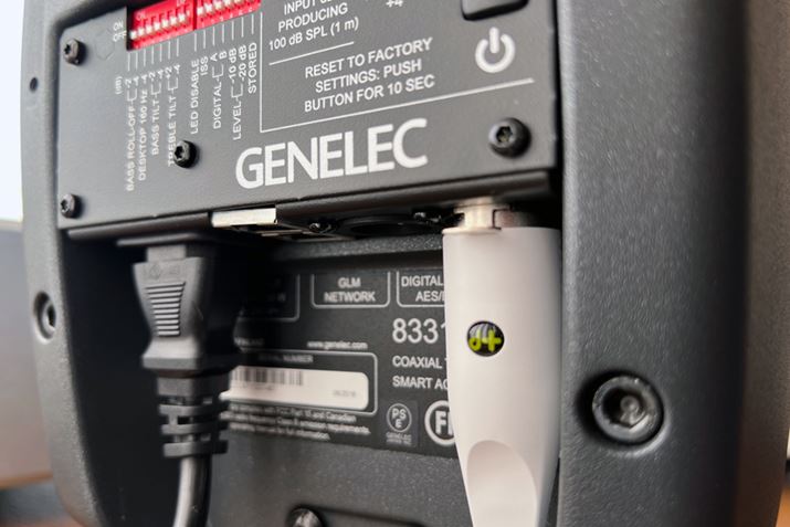 XLRAiO͂𗘗pAXLRfW^AES/EBU͂ɂΉ