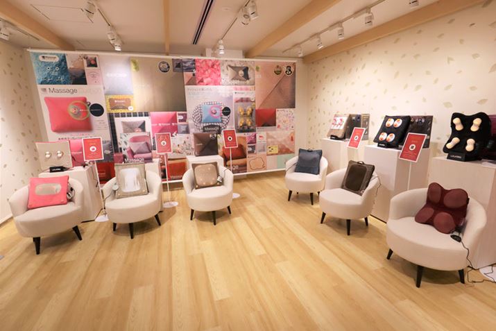 ͏ił}bT[WNbV̗jwׂ܂Bʐ^Ei̕Bw̃pl͗̍LBlCLN^[Ƃ̃R{pbP[W܂