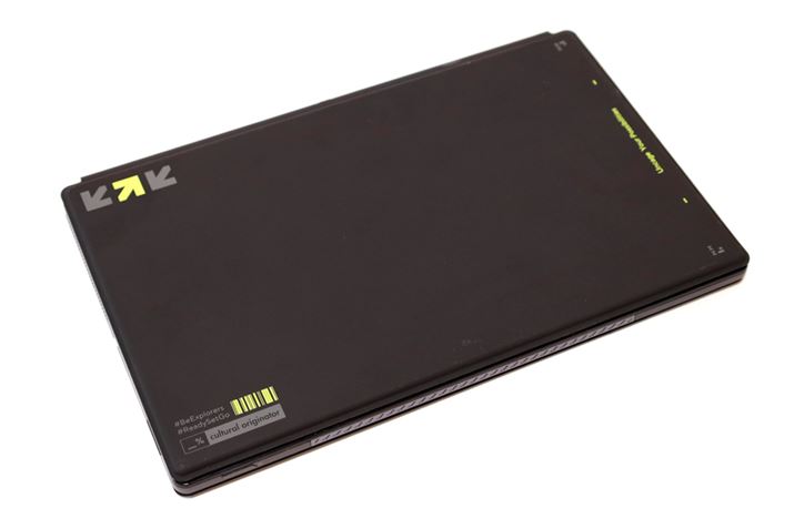 L[{[h̔wʂɂ͌ủΐF̖͗lzuĂB݂̂ŃfBXvCƕی삵Ă