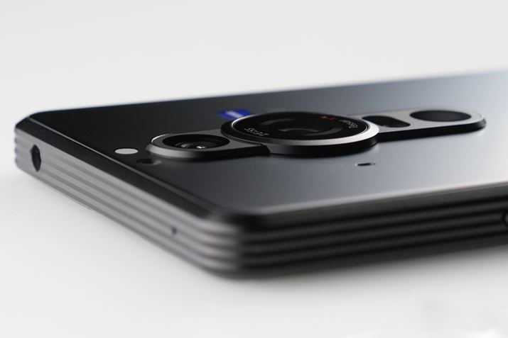 XybNl24mmY͔`Ɏ܂ĂB㉺ɔzuꂽق2̃YƔׂƏяoĂ̂́Aŏɗ}Ă