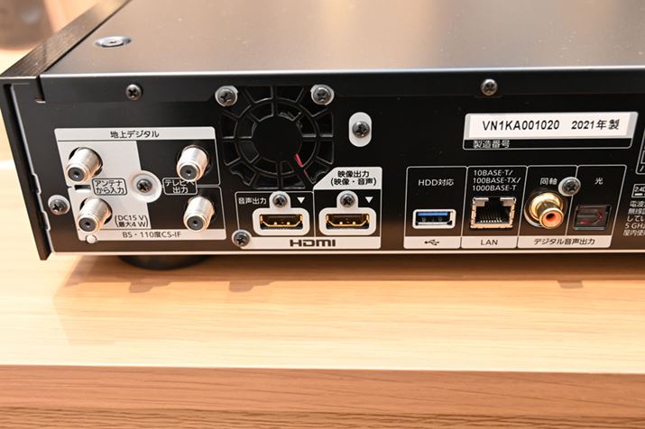 ZR1̔wʃC^[tFCXBo͂́AeNjNX̃t@XV[YuSU-R1vƓ̕ށEH݌v̗pȂǁAȂ肱Ă