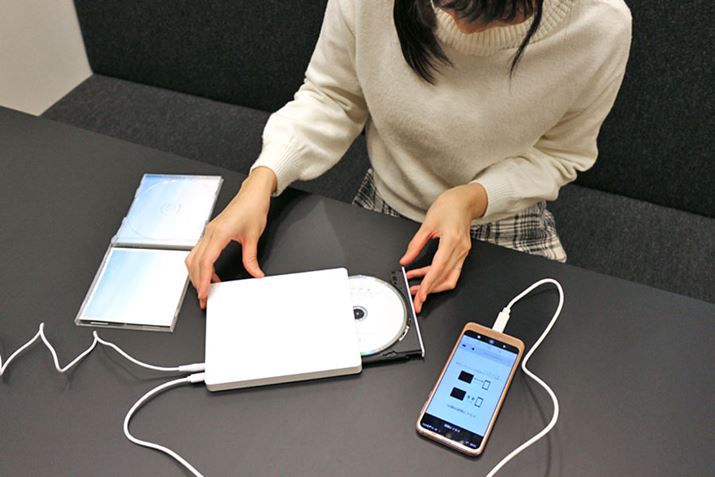 CD܂iyɉN݂ĂĒĂȂCDłccuCDRvwɎ߂܂Ij