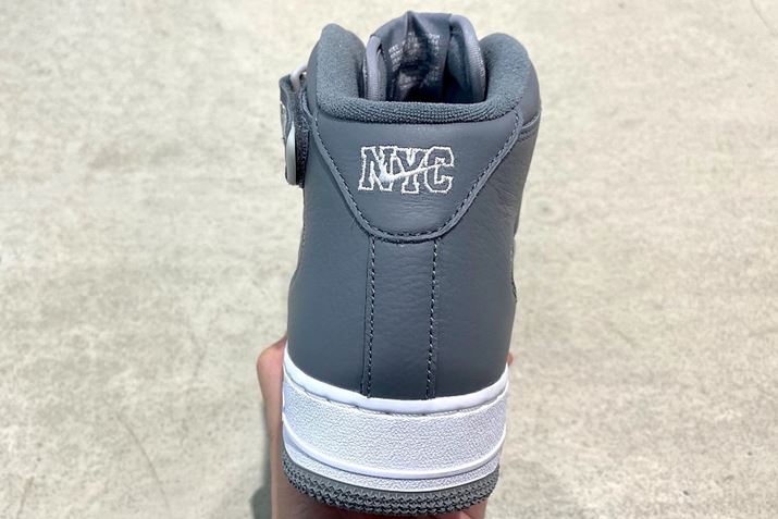 q[̏㕔ɂ́AʏȂXEbVS܂A{f́uNYCv̎hJŃAW