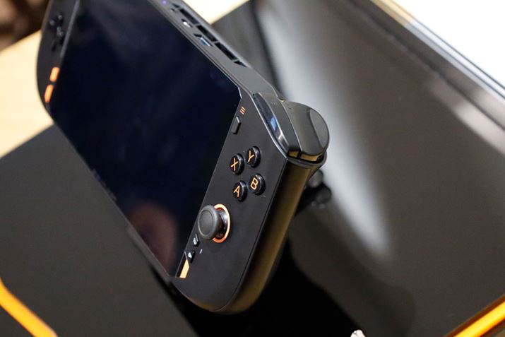 Q[Rg[[ONEXPLAYERƂقړBWCXeBbN̊px{^̔zuAXCb`̑fނȂǂɂĂ