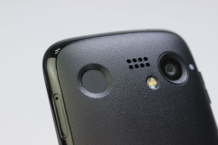 wF؃ZT[ƃJwʂ̏㕔EɔzuB`󂪎Ă邽߁A܂ł͊ԈႢ₷