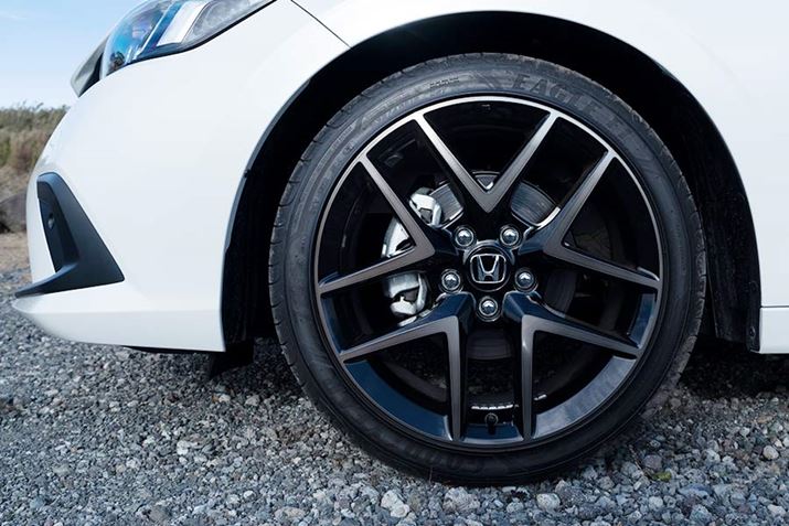 FF̎pԂ炵235/40 R18TCỸ^ĆAObvASnƂɏG