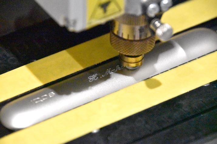 ͓ʂɁA̍ƕiwĂBM҂̖OuH.Makinov̍AMĹFȂŃI[_[