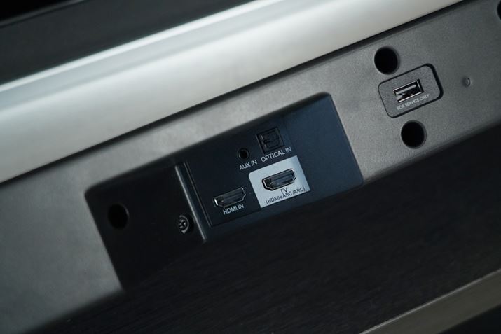 HDMIo̓|[geARC/ARCɑΉĂAerHDMIP[u1{Ŏyɐڑ\B̂قA͒[q͌fW^ƃAiOAUXi3.5m XeI~jWbNj𑕔B܂ABluetoothڑɂΉiΉR[fbNSBCj