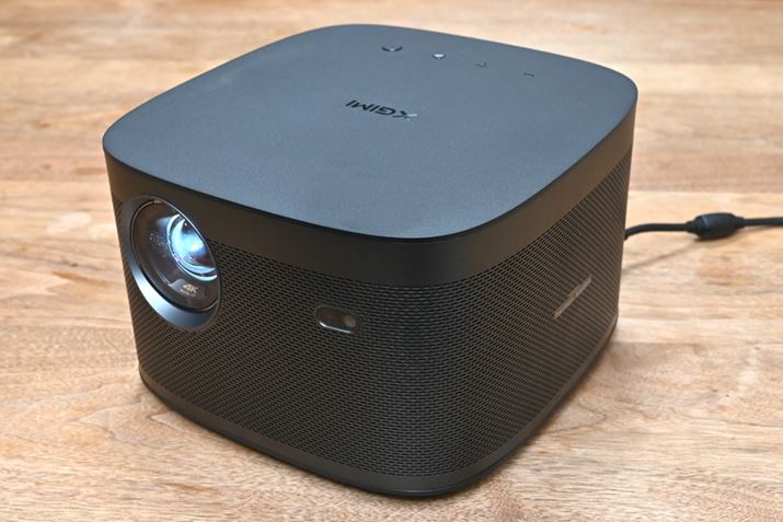 XGIMI4KΉvWFN^[uHORIZON ProvBrI^̃{fBȂA2200ANSI[̖邳BAndroid TVvbgtH[̗pŁAlbgƂ̑Q