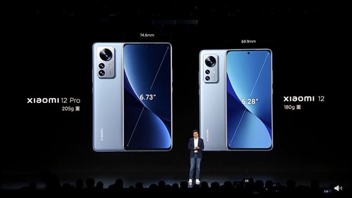 ʐ^́uXiaomi 12 Prov6.73C`fBXvC𓋍ڂA74.6mmBÉuXiaomi 12v6.28C`fBXvCŁA69.9mmɗ}Ă