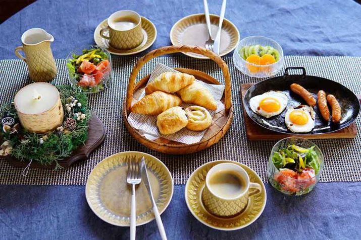 I[uŐnĂĂԂɁAR[q[T_AڋʏĂȂǂpӂāAH̏𓯎isĂ܂