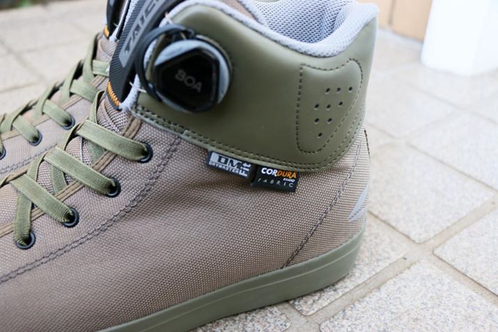 Ԃɂ̓veN^[ĂBȂADRYMASTER-FIT t[vV[Y̓J[ɂĕ\n̑fނقȂAgpCORDURA KHAKICORDURA BLACKɂ̓iC7{̋x@ہuCORDURAv̗pBTRIVELA DENIMALL BLACKɂ͑ϋvɂAeiX₷vuClarinovgĂ