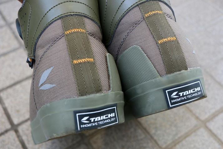 ƕɂCi[veN^[𑕔A]|̐ĝւ̏Ռ炰Bԑ̂ƎCɂ̓q[K[hĂAV[Yւ̃_[WyBȂ݂ɁAOɂ2̗tς̂悤ȃS̓tN^[BԂ̎F߂Ă