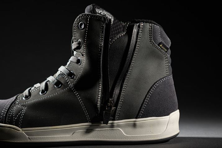 oCN{̂ɐڐGȂ悤ɁATChWbv͊OɑBTChWbvh~^CvƂȂĂ