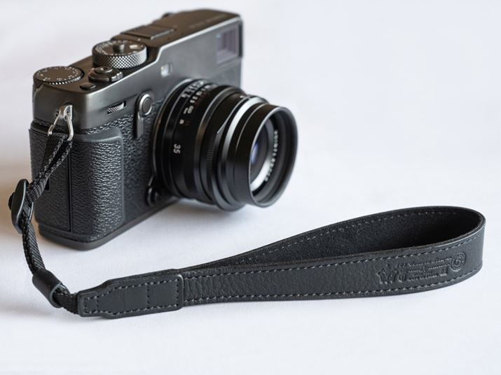 JXgbvuhu203 Camera Straps.vE̔A_R^U[gnhXgbvBȂ₩ȐGSnŁADĂ˂ɎdグĂ