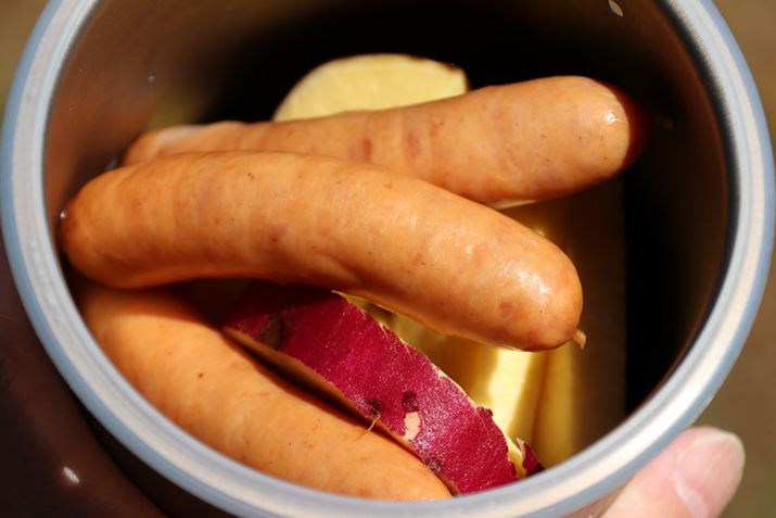 AHނꂽCi[|bgZbgBt^łMM܂ŐHނĂ݂ƂAɂ񂶂ij1{A܂ij1/2{A\[Z[W3{܂܂BȂ݂ɁAɂ񂶂Ƃ܂͉΂ʂ₷悤Ɍ1cm炢ɃJbgĂ܂