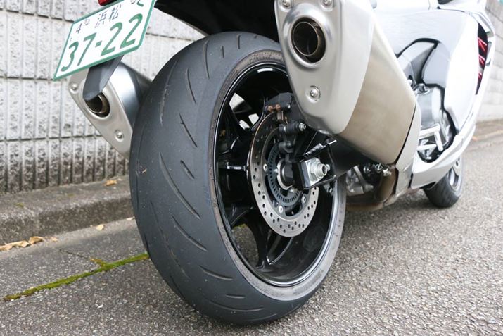 nuTpɊJꂽuaXg̃^CuBATTLAX HYPERSPORT S22vɁA7{X|[N^CvŌyʉʂVJ̃zC[̗pBATXyV̓tAWX^uĂ