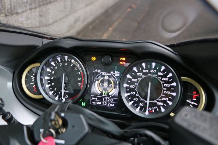 5Ã[^[CAEgnuT̓`IȑBfW^ƃAiOgݍ킹CAEg₷Bxv280km/h܂ŐӂĂ