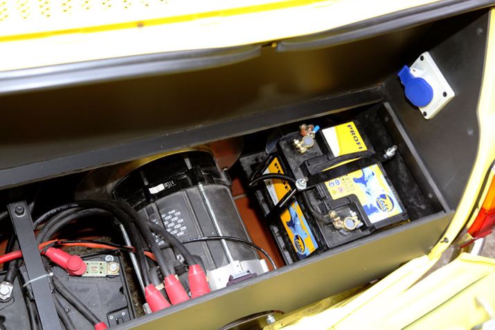 tgt[hɂ̓[^[쓮pobe[A{GWς܂ĂAɂ̓[^[Rg[jbgAޗpobe[Ƃɂ[^[쓮pobe[ڂĂ