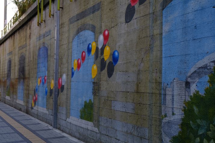 w̕ǂɕ`ꂽA[gFUJIFILM X-T30 IIAXC15-45mmF3.5-5.6 OIS PZA29.6mmi35mmZ44mmjAISO100AF4.5AIo␳-1.0EVA1/50bAiDAEAtBV~[VFVelvia/rrbhAJPEG FINEBeʐ^i6240×4160A15.0MBj