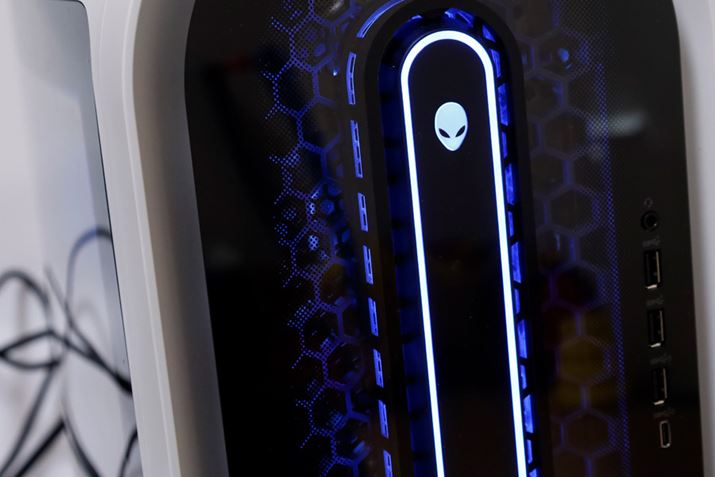 Oʂ̓NAȃp[cŃnjJp^[LEDߍ܂ĂBd{^̓OC^Cv̉Fl̊