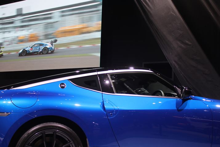 Y V^utFAfBZṽ[tɉVo[̃LN^[ĆA{`[tƂȂĂ