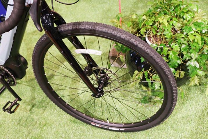 ẍێ₷700C̃zC[A^C45mmܑ̖H̑sɂΉ̂𑕒