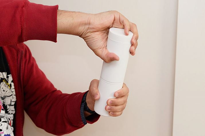 �{�g���̏㕔�Ɖ�����؂藣���Ƃ����A�t�^���J����Ƃ����A��������Ă˂����ĊJ����^�C�v�Ȃ̂ł���