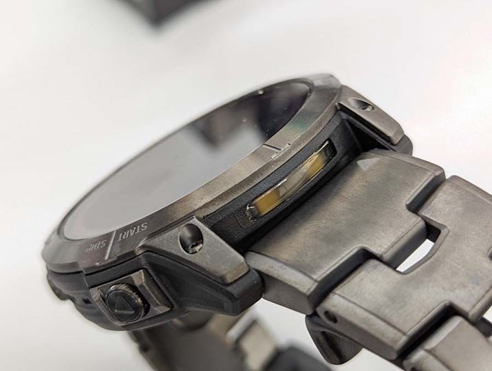 ufenix 7Xv́A㕔ɃtbVCg𓋍ځBi[̃sb`ir̐Ujɍ킹āAOւ͔CgAɂ͐ԂCg_ł܂