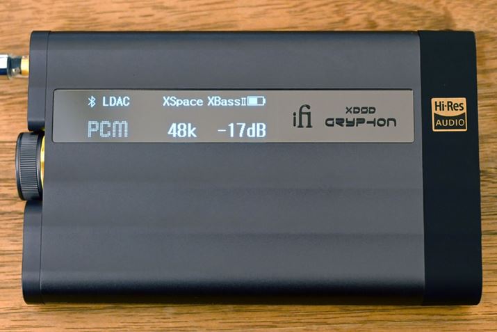 uxDSD Gryphonv̓Vʕɓڂꂽ^OLEDfBXvCBǂBluetoothR[fbNŐڑĂ邩A|[^u[XŋCɂȂobe[cʂȂǁALEDCWP[^[̐Fł͂킩ɂЂƖڂŊmFł̂͂͂֗