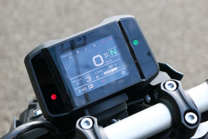 VvȌ`̃fW^ƂȂ[^[Bs[h̐؂ւgNVRg[̉xȂǂD݂ɍ킹Ēł