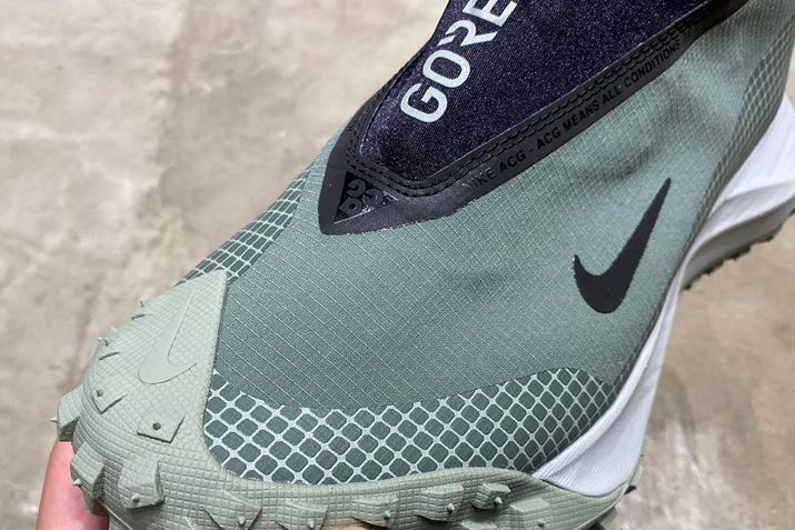 Abp[̕\nɂ́A^tȃbvXgbvt@ubN̗pBCi[ɂ́AuGORE-TEXvuzAh@\߂Ă܂