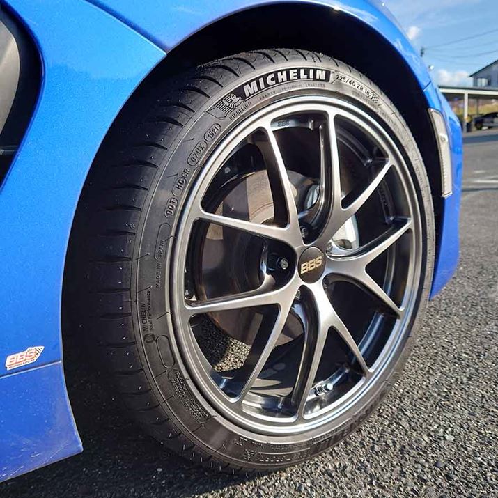 b1s[XB18x8J IS45APCD5x100A^CTCY225/40ZR18ƂȂASO[hW18C`^C͍̕LȂ܂BȂ݂ɁA18C`́uRI-AvłSO[hƂ܂TCYpӂĂ܂iRI-A 02118x7.5J IS48 5x100 215/40R18j