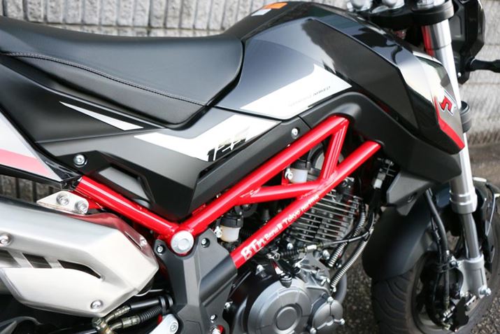 rrbhɃJ[OꂽgX`̃t[́AGWݍނ悤ɍĂBgX`́ApCvt[ōmۂiƂėĵ@