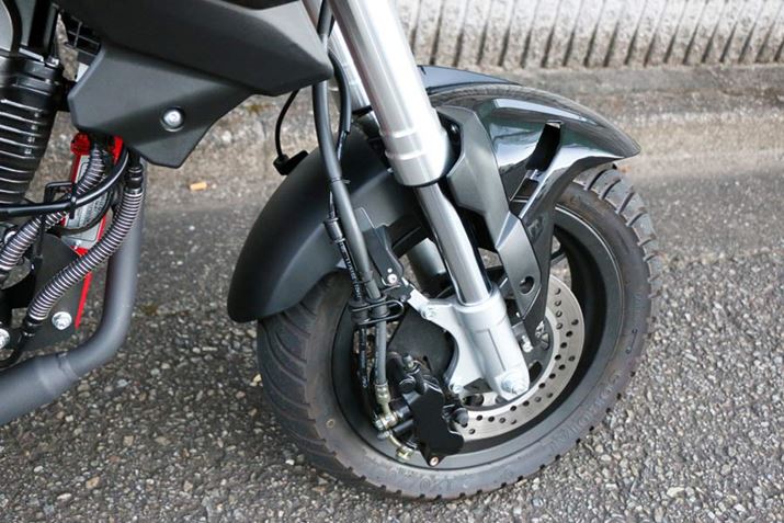 OAČRru[L̗pB12C`̃zC[ɑ΂đ傫߂210mmfBXNƂȂĂALp[̓T|[gă}EgĂ