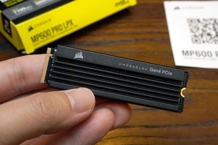 uCORSAIR MP600 PRO LPXv͏o׎pq[gVNς