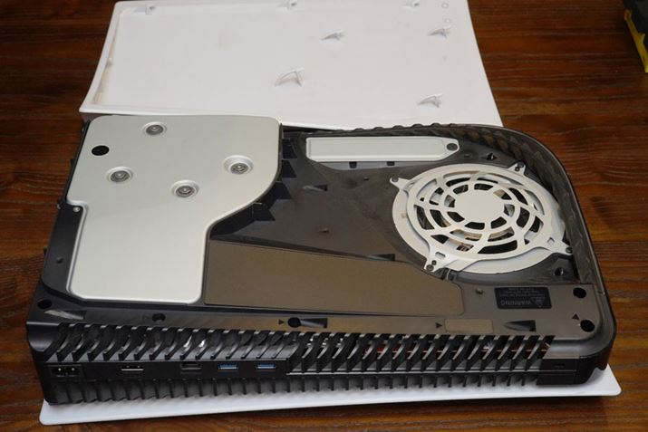 PS5̓Bʐ^ɂJo[M.2 SSD̊gXbgł