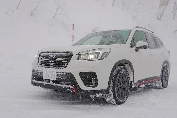 uANeBugNXvbgAWDvƁuX-MODEv̑gݍ킹ɂAtHX^[ȂǁAŒn㍂Av[`AO̐lɗ]T̂SUVł͖{iIȈHj\L܂