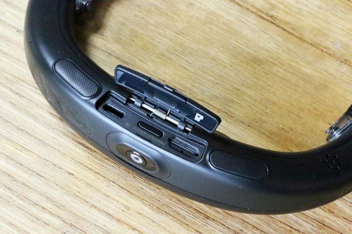 AJ̉ɁAmicroSDJ[hiʐ^Ej̃XbgBɂ̂d{^ŁAʐ^[dpUSB Type-C|[g