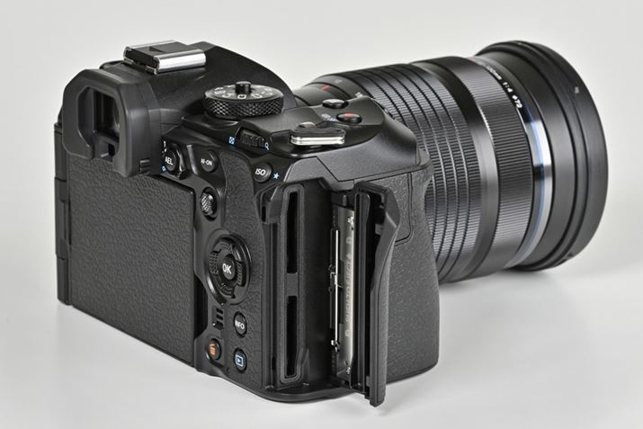 XbgƂUHS-IIɑΉA_uSDJ[hXbg𓋍ځB{fBTCY͖134.8ij×91.6ij×72.7isjmmŁAdʂ599giobe[E[J[h܂ށAACJbvȂj