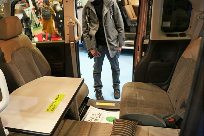 AQȊOłԓŉKɉ߂HvB^]ȂɃIvV̉]V[gií~j𑕒Ae[uݒu΁AH₨y߂