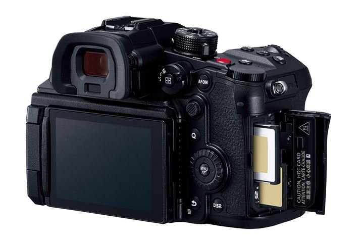 CFexpressJ[hiType BjSD[J[hiUHS-IIΉj̃_uXbg𓋍ځBCFexpressJ[hiType Bj̗p邱ƂŁA800Mbpsȏ̍rbg[g̓L^\ƂȂBEʂɂ̓[g[qĂ