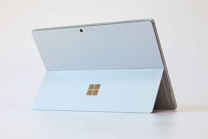 LbNX^huSurface ProvV[Y̓̂ЂƂBP̂Ŏ邱ƂłAm[gp\RX^C^ubgX^CւƑf؂ւ邷ꂽ@\BO͎̍}OlVEfނŁAJ[́uv`iv1FWJƂȂ