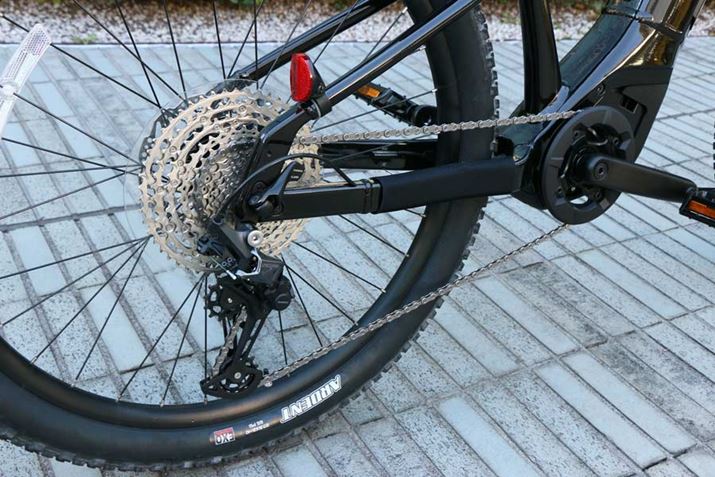 ϑMA̓V}mDEOREO[hŁA12iϑBÂ݂ɕϑA傫߂̃MAŌyMAIׂ悤ɂ̂ߔÑgh