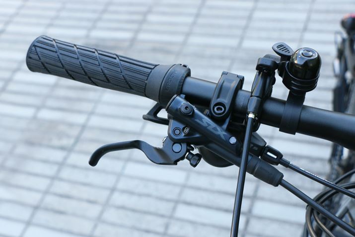 u[Lo[SLXO[hB^b`Rg[悭AłSău[LBȂA葤ɑĂ郌o[Ńhbp[|Xg̑s