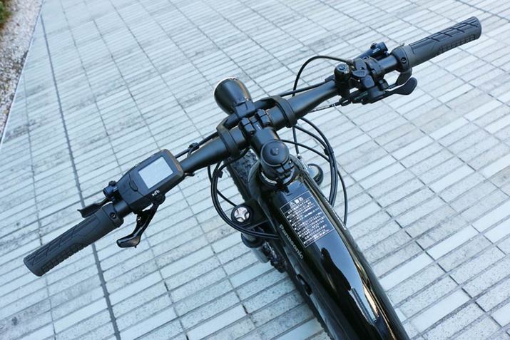 690mm̃nh́AIt[hł̃Rg[悳BGS̃ObvA₷ĔɂBA𑖍sł鎩]Ԃ̃nh600mmƓHʖ@Œ߂Ă邽߁AXEALT M5ł͕͑słȂ̂Œӂ悤