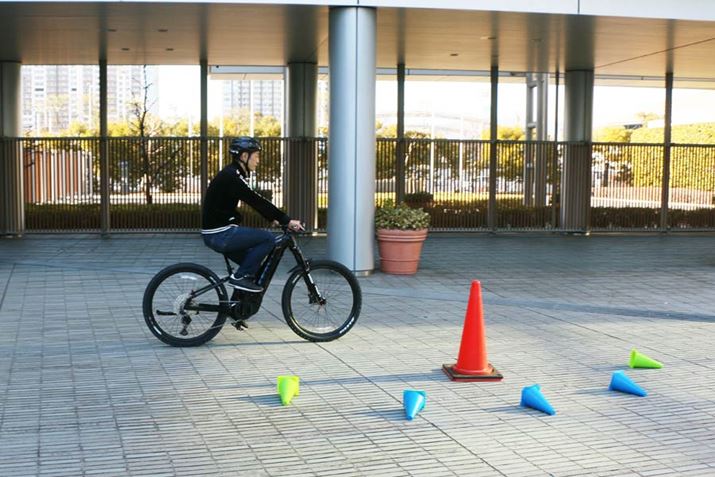 ŋy_𓥂ނƋ͂ȃAVXgオ邪A˂ł͂Ȃ̂ŁAɃRg[₷