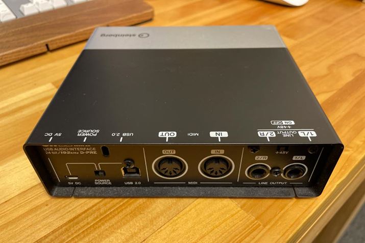 UR22mkII̔wʁBAEgvbgn̒[qׂ͂ĔwʂɔzuĂ܂